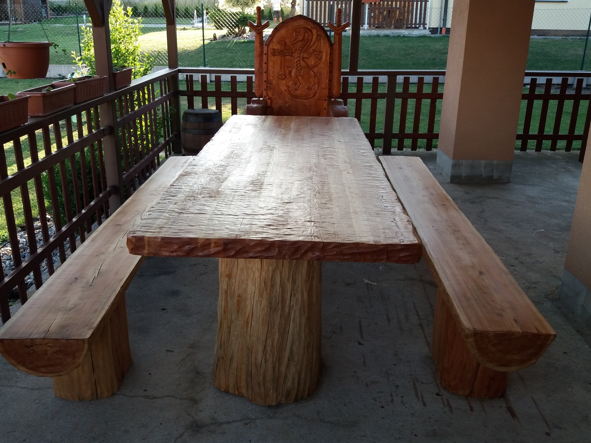 Ručně vyřezávaný zahradní nábytek - stůl s lavicemi