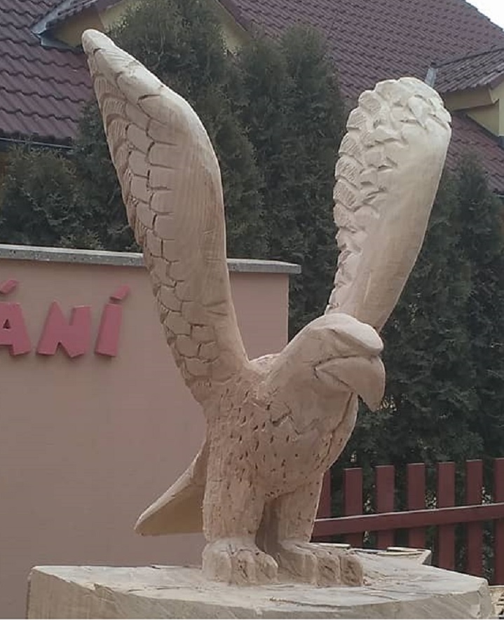 Orel - dřevěná socha